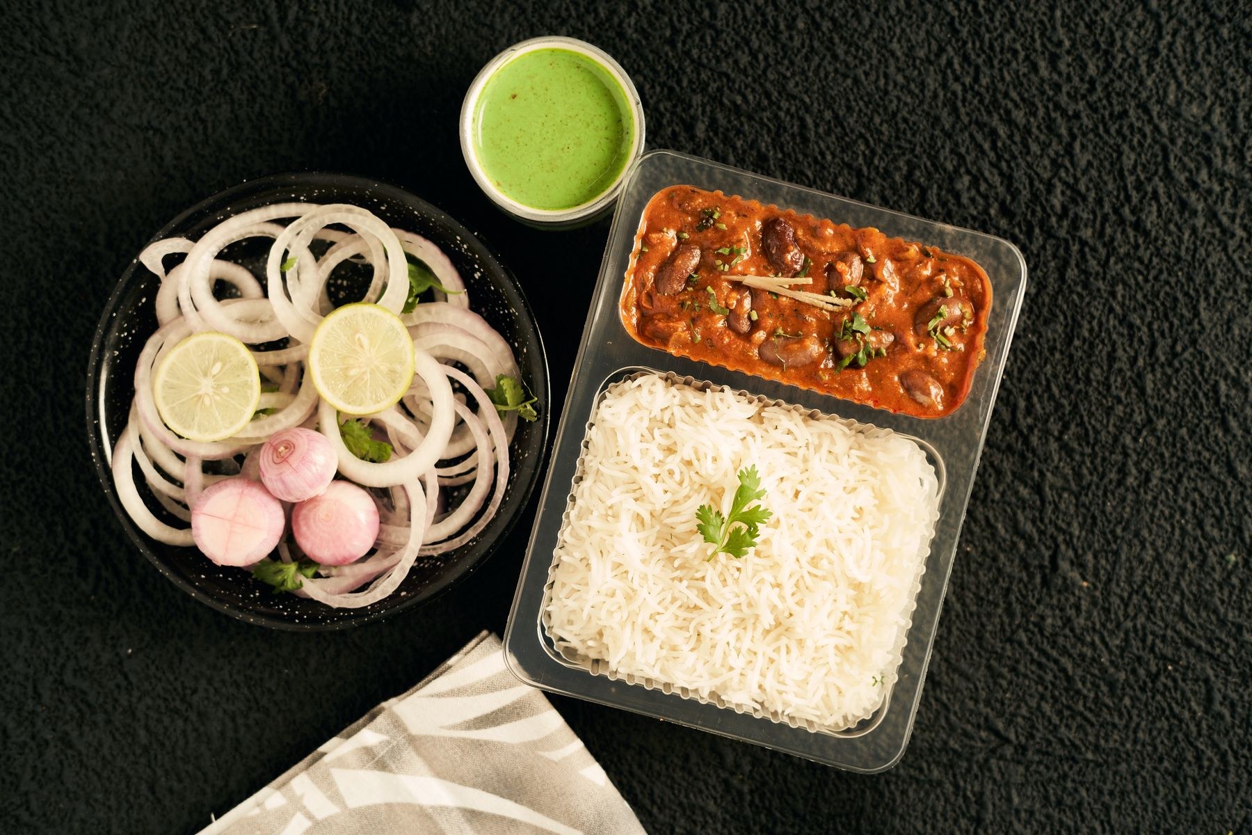 राजमा, भात, कांदा आणि हिरवी चटणी असलेला डबा